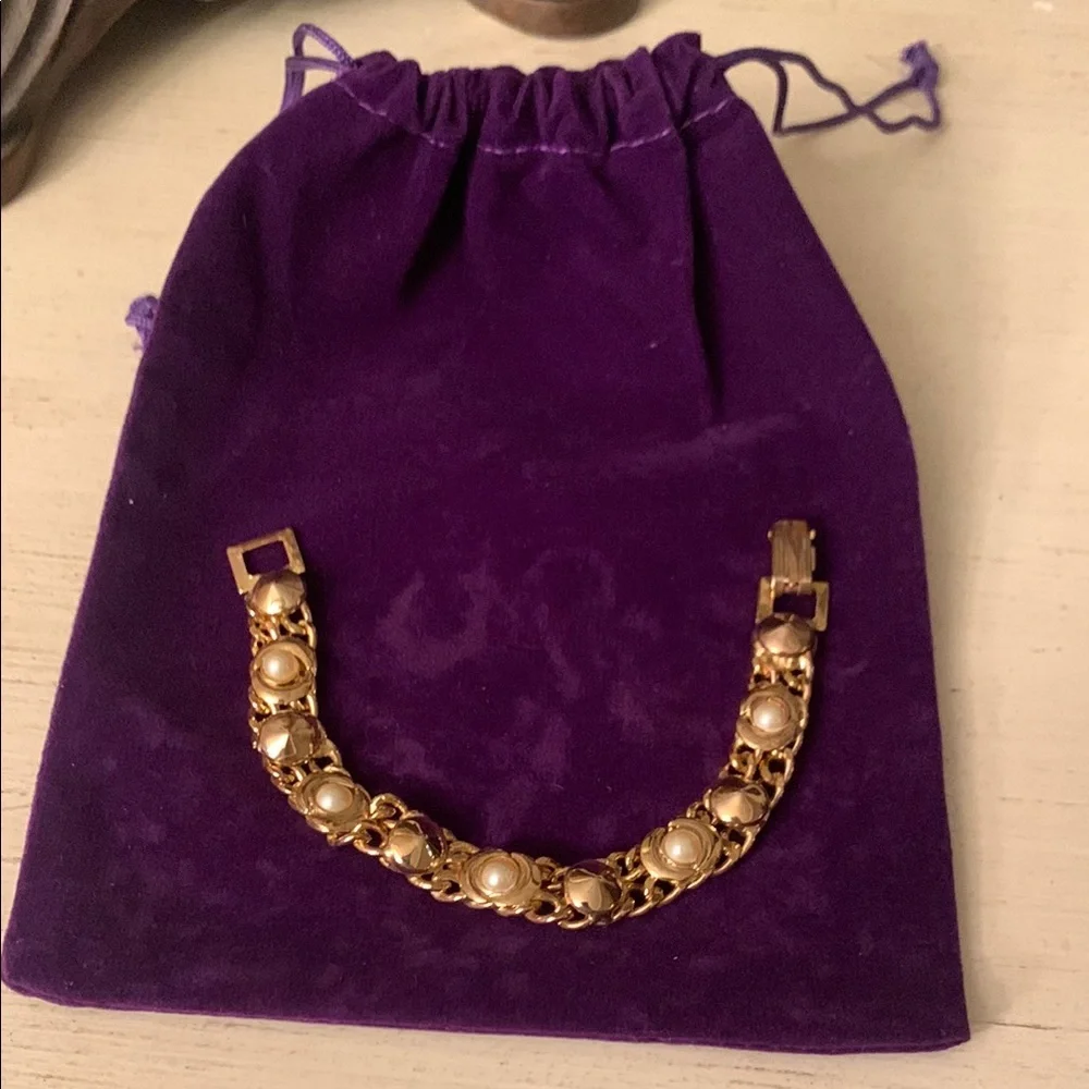 Elegant Gold and Pearl Bracelet - Picture 3 of 7